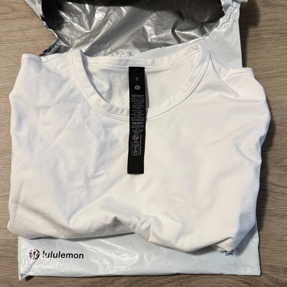 lululemon T-Shirt - Picture 1 of 3